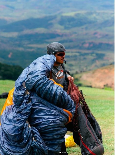 Tiago Rodrigues com equipamento de parapente na Serra da Moeda
