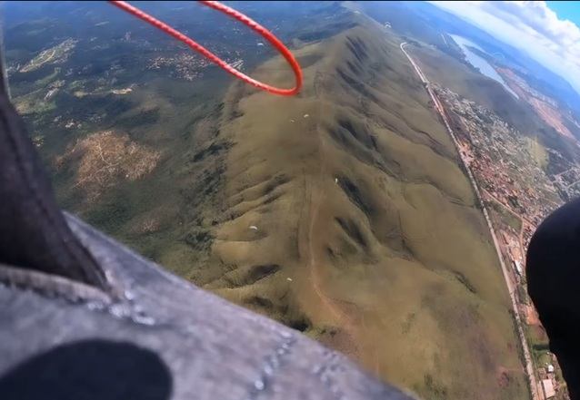 Voo duplo de parapente na Serra da Moeda para visitantes de Contagem