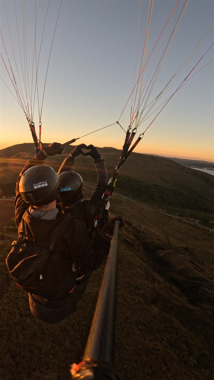 Voo duplo de parapente em ação sobre a Serra da Moeda