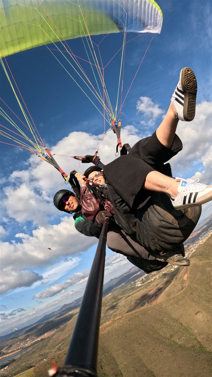 Voo duplo de parapente com sol e céu azul na Serra da Moeda