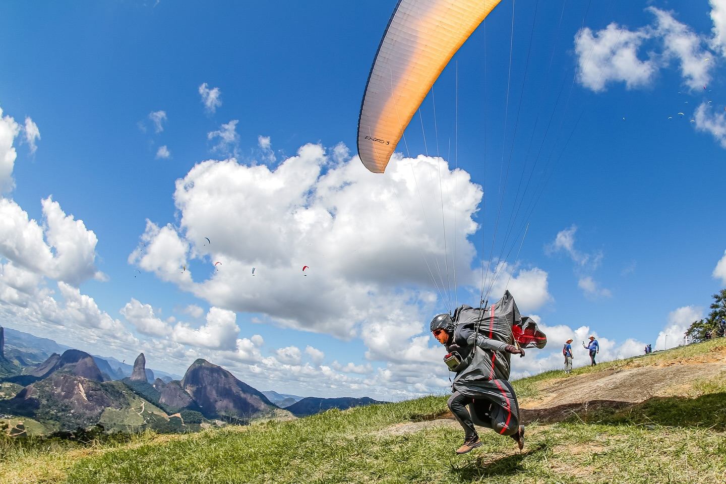 Decolagem de parapente na Serra da Moeda