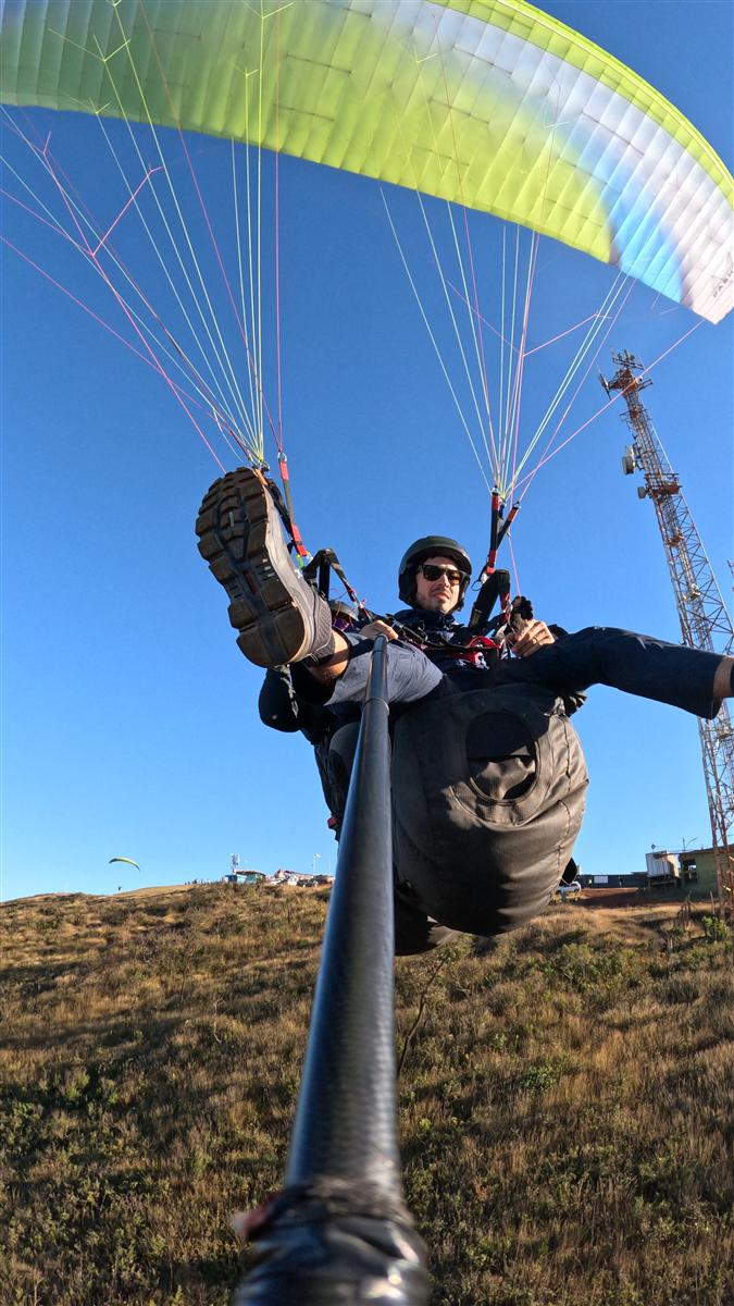 Voo duplo de parapente na Serra da Moeda com vista para a torre de telecomunicações