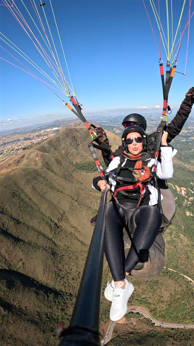 Voo duplo de parapente sobre o vale da Serra da Moeda