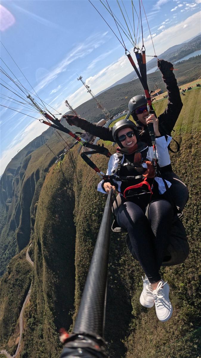 Voo duplo de parapente com vista aérea da Serra da Moeda