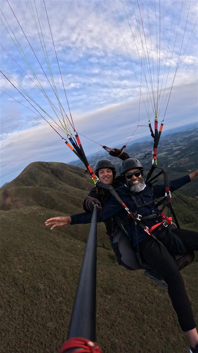 Voo duplo de parapente ao entardecer na Serra da Moeda