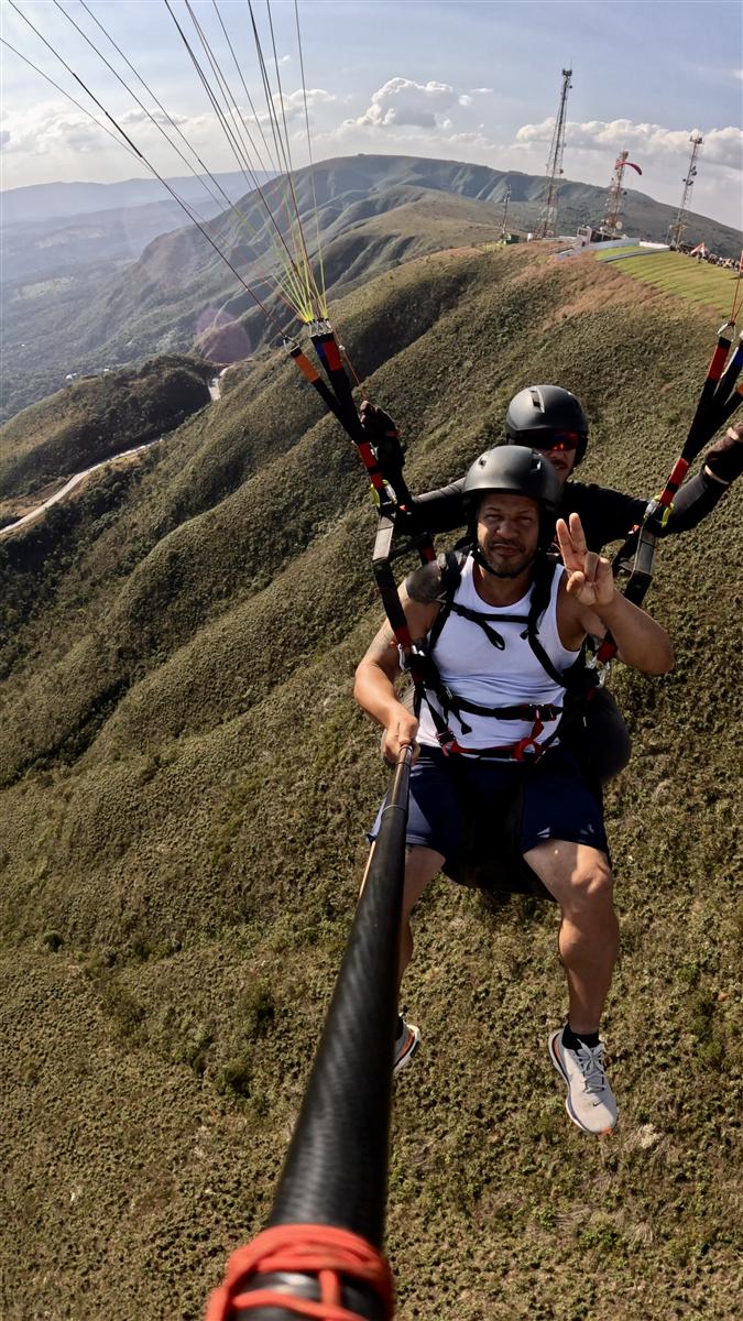 Voo duplo de parapente com passageiro sobre a Serra da Moeda