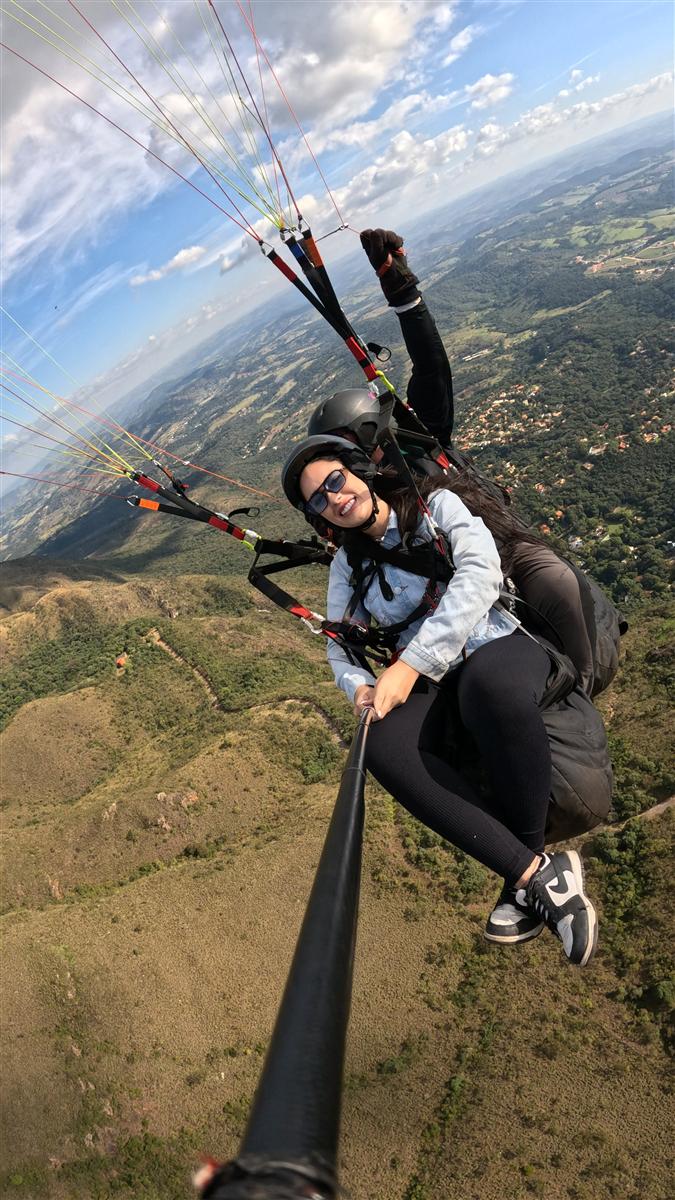 Voo duplo de parapente com passageira sobre o vale da Serra da Moeda