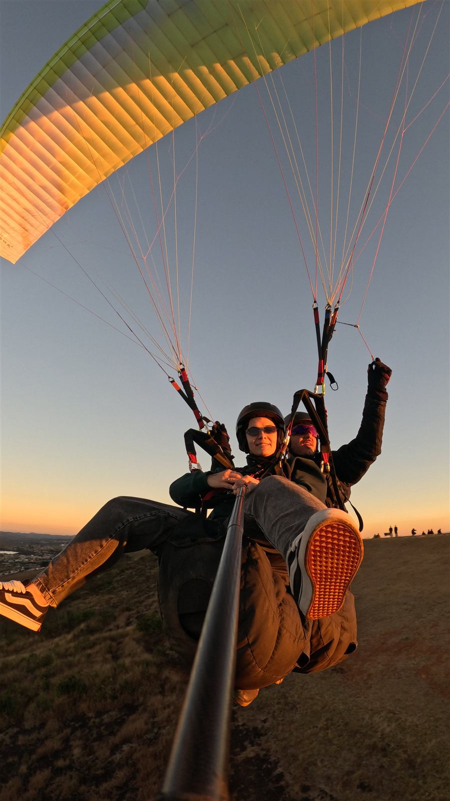 Voo duplo de parapente ao pôr do sol na Serra da Moeda